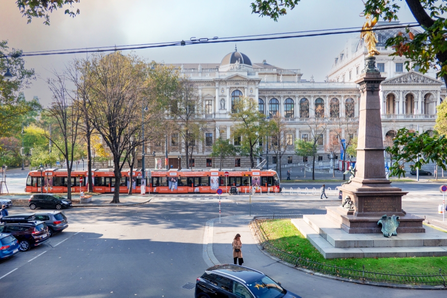 Die Linie 71 bei der Universität unterwegs