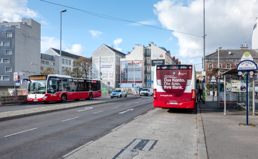 Busse der Linie 12A in der Station Längenfeldgasse