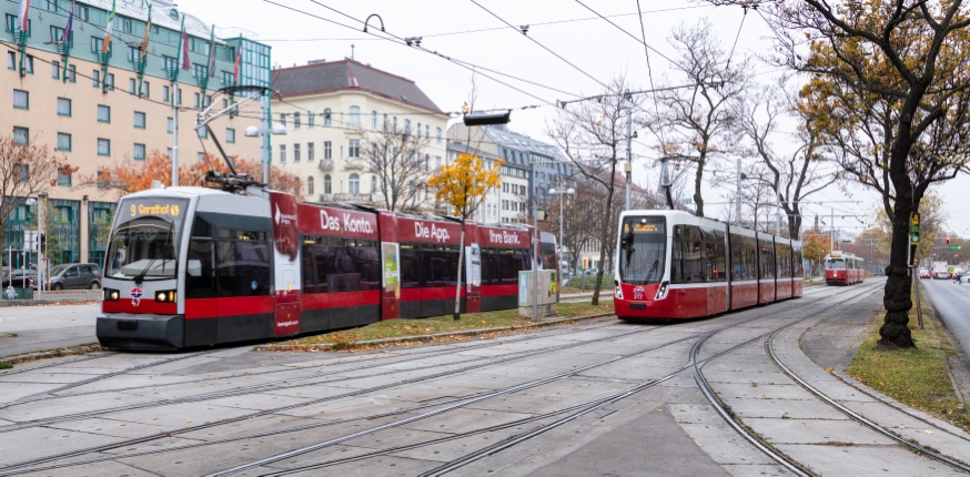 Triebwagen 47 der Type A als Linie 9 in Fahrtrichtung Gersthof unterwegs