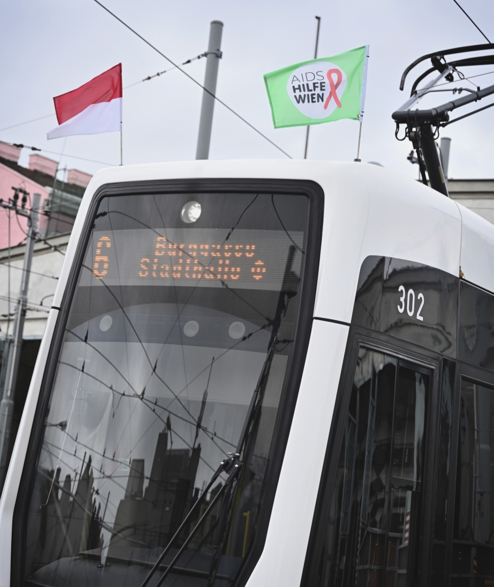 Welt-AIDS-Tag 2021 - Aids Hilfe Wien und Wiener Linien rufen gemeinsam zur Solidarität mit HIV-positiven Menschen auf. Selbst vierzig Jahre nach Auftreten der ersten AIDS-Fälle ist die Welt von einem gemeinsamen Ziel, der Epidemie ein Ende zu setzen, noch weit entfernt.