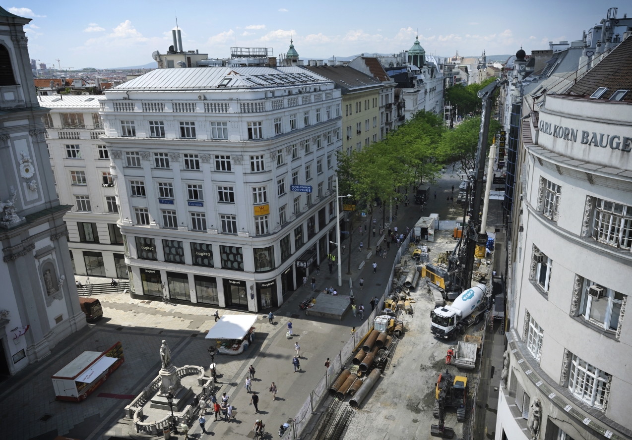 Bauarbeiten für die U2xU3-Station Neubaugasse in der Mariahilfer Straße