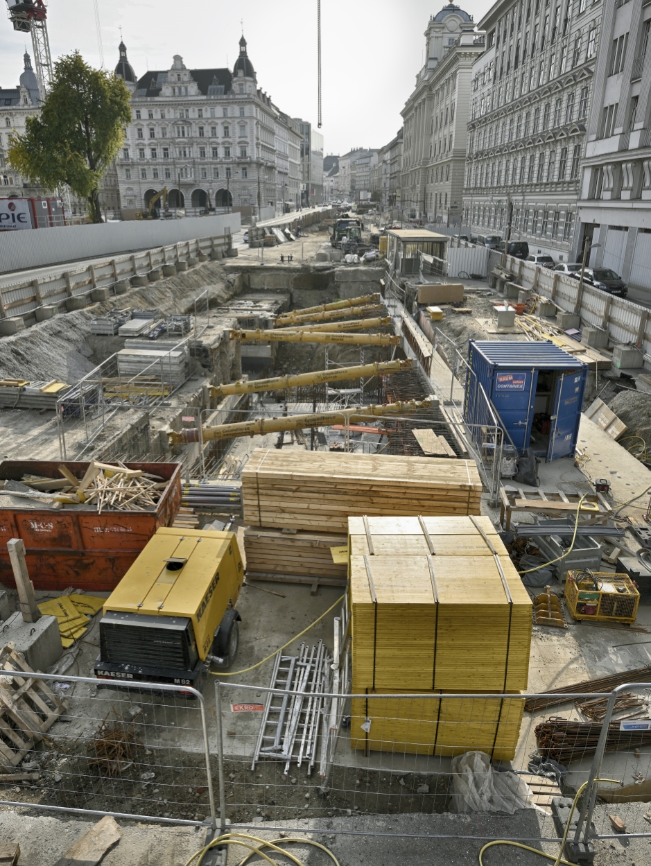 Bohrpfahlarbeiten für die U2xU5-Station Rathaus vor dem Rathaus