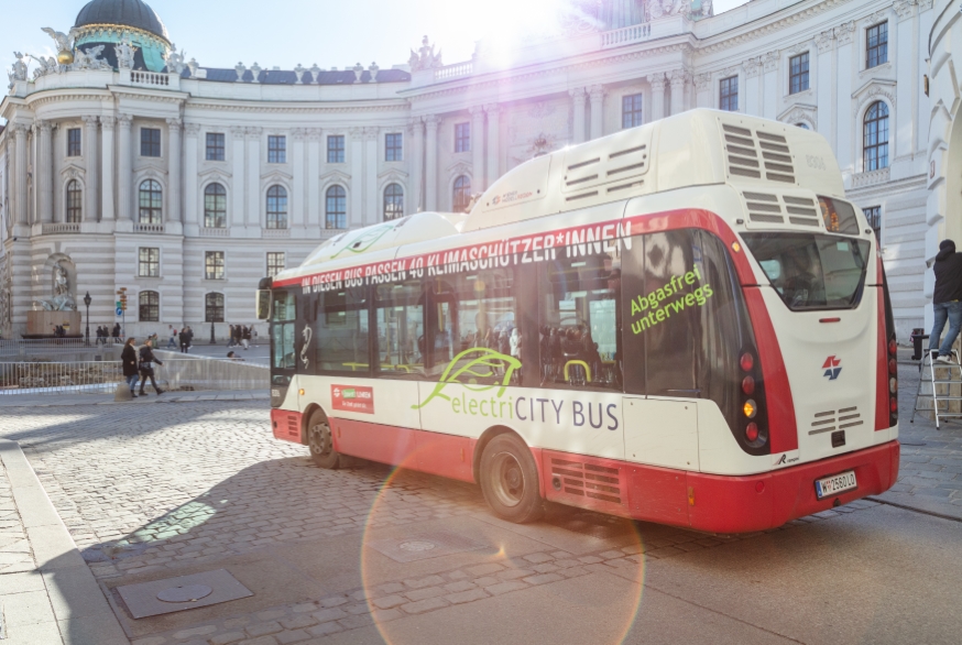 E-Bus unterwegs auf der Linie 2A, Bus Branding Klimaschützer*innen