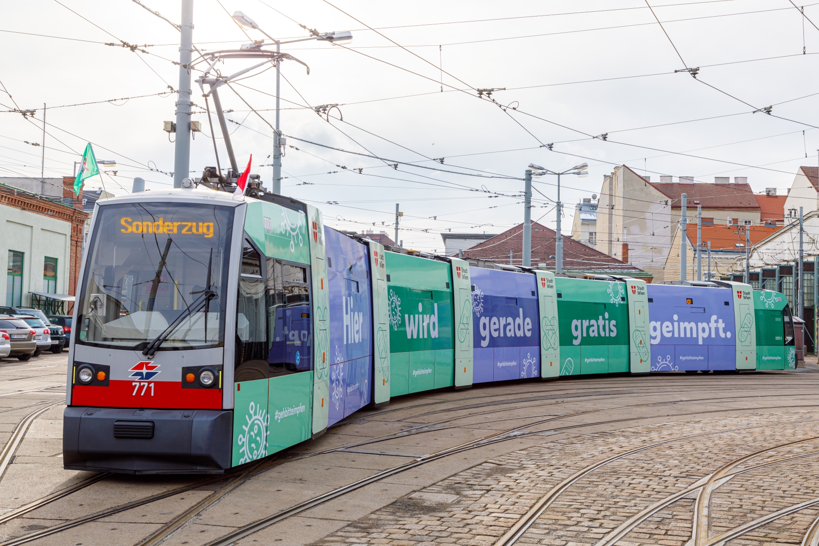 Die Impf-Bim der Wiener Linien unterstützt auch heuer wieder die kostenlose Grippeschutzimpf-Aktion der Stadt Wien und steht darüber hinaus auch für CoVid-19-Impfungen zur Verfügung. Von 1. Dezember 2021 bis 28. Jänner 2022 ist das mobile Impfzentrum an insgesamt 28 Tagen für den Gesundheitsdienst (MA15) der Stadt Wien an fünf unterschiedlichen Standorten zu finden. Für die Impfungen ist keine Anmeldung erforderlich: https://impfservice.wien/