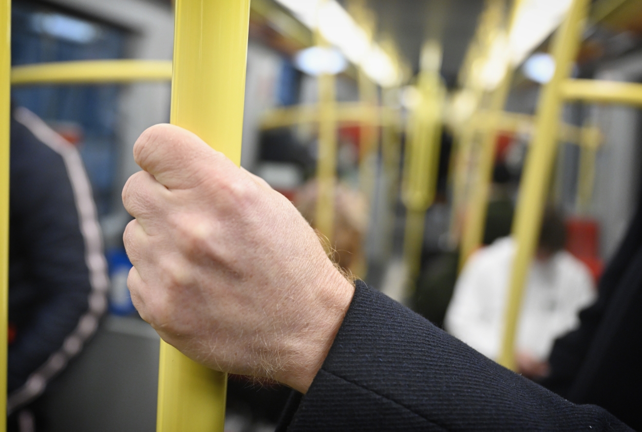 Zur Sicherheit sollten in der U-Bahn stets die Haltstangen benutzt werden