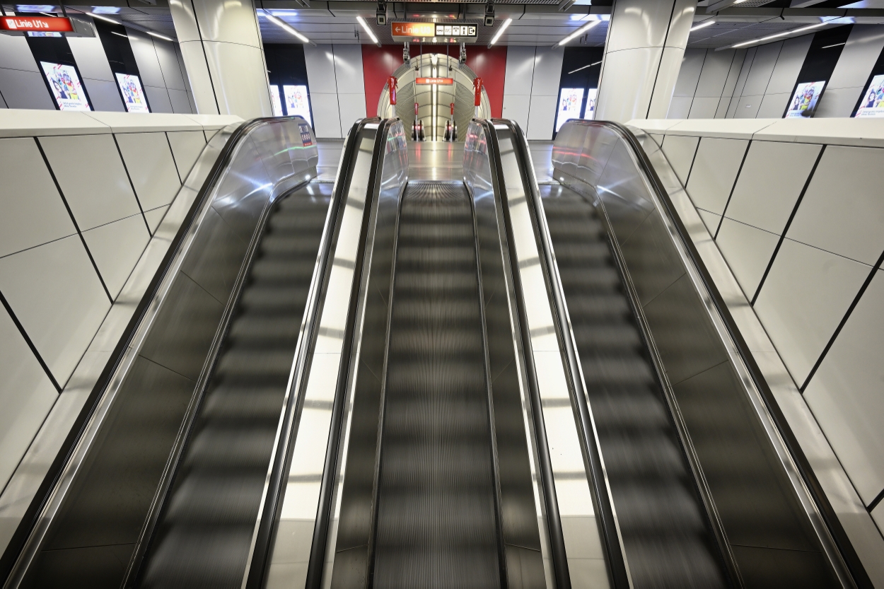 Fahrgäste beim Umsteigen bei der U-Bahn Station Stephansplatz