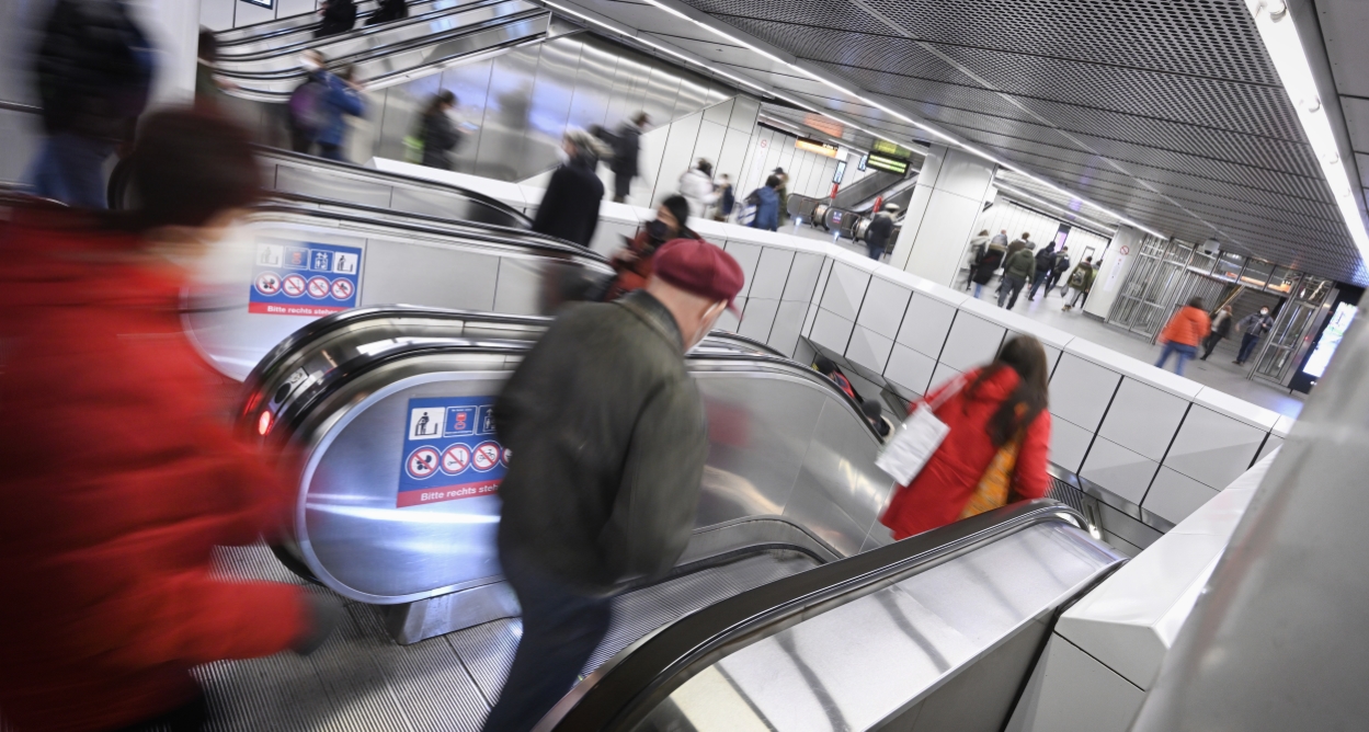 Fahrgäste beim Umsteigen bei der U-Bahn Station Stephansplatz