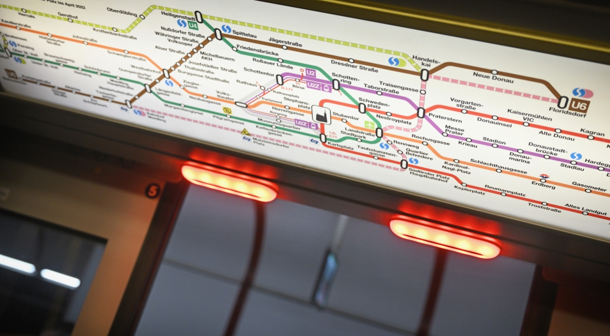 In jeder U-Bahn ist der Plan der Schnellverbindungen in Wien zu finden