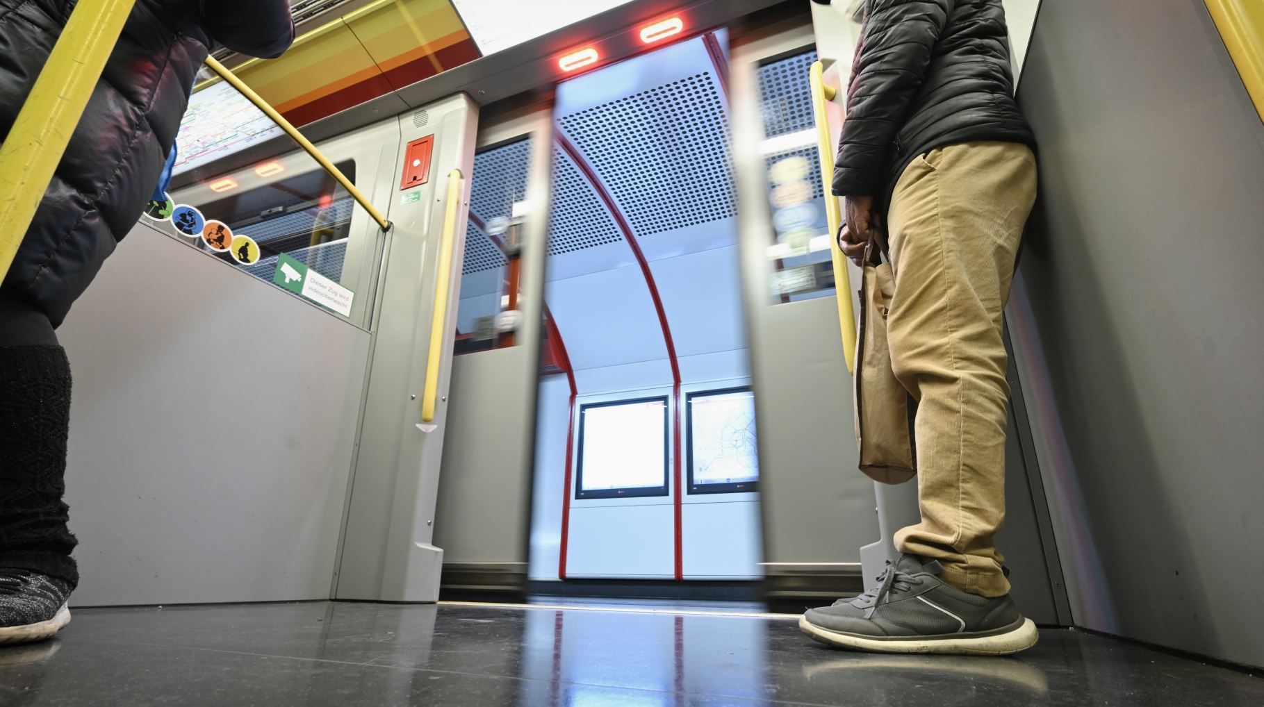 V-Zug in der Station beim Schließen der Türen