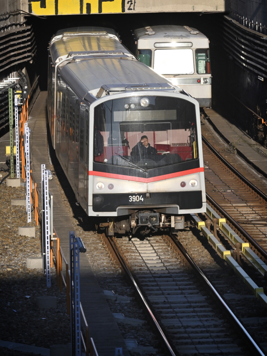 V-Zug nahe der Station Längenfeldgasse