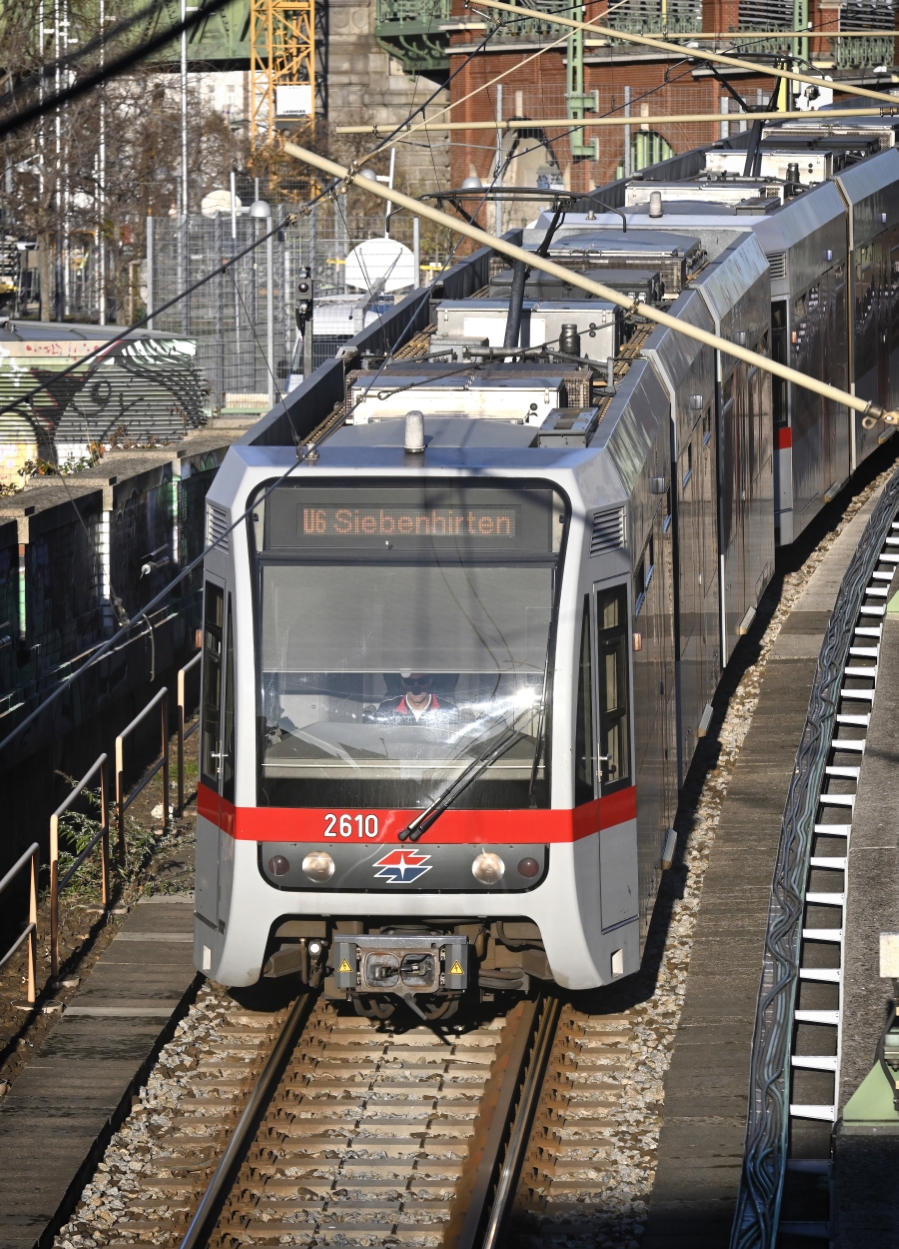 Zug der Linie U6 nahe der Station Längenfeldgasse