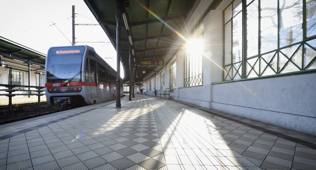 Zug der Linien U6 in der Station Gumpendorfer Straße