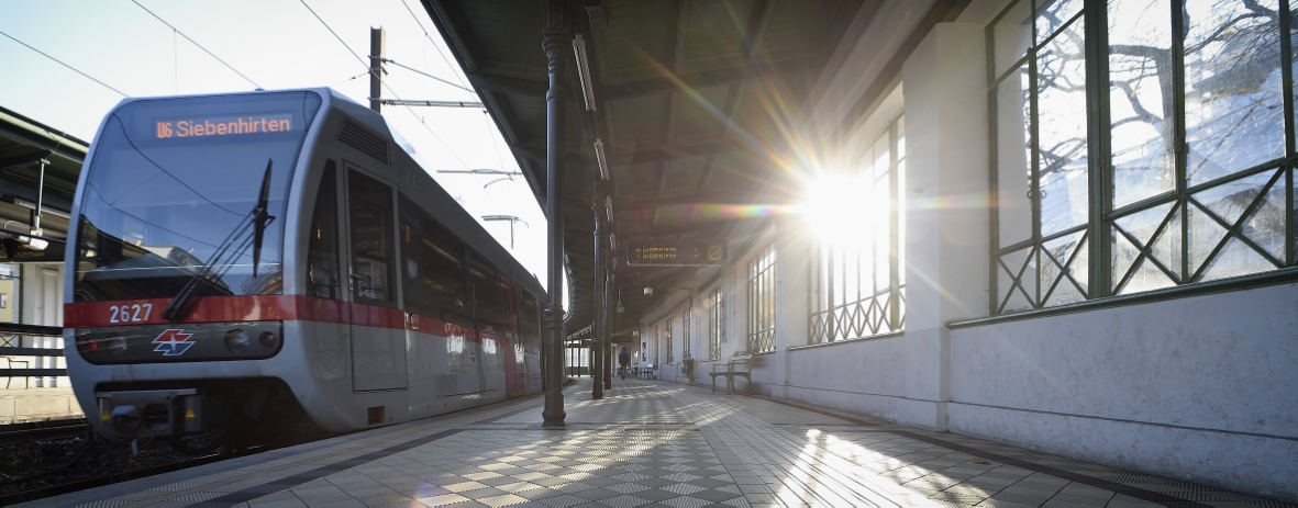 Zug der Linien U6 in der Station Gumpendorfer Straße