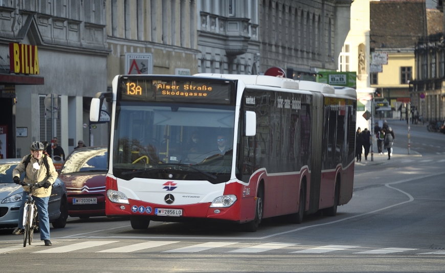 Bus der Linie 13A nahe der Station Pilgramgasse