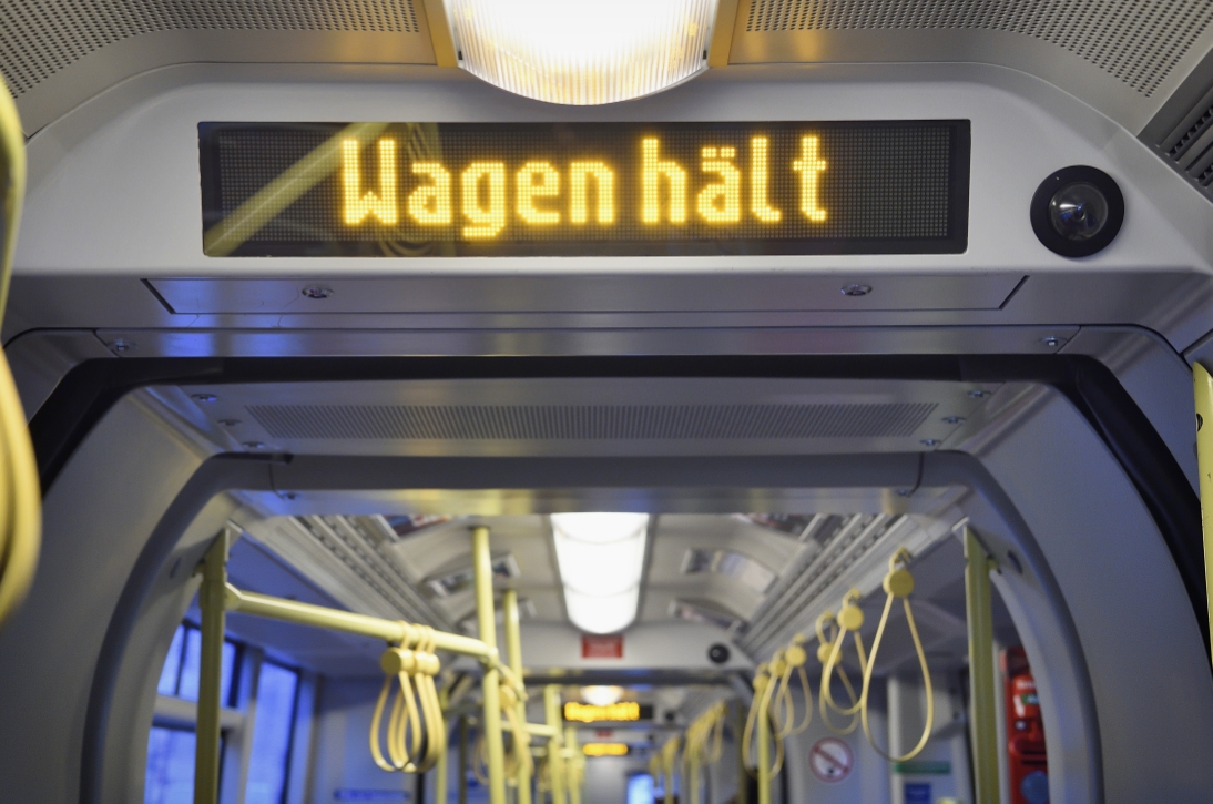 Fahrgastanzeige im Inneren einer Straßenbahn vom Typ Ulf