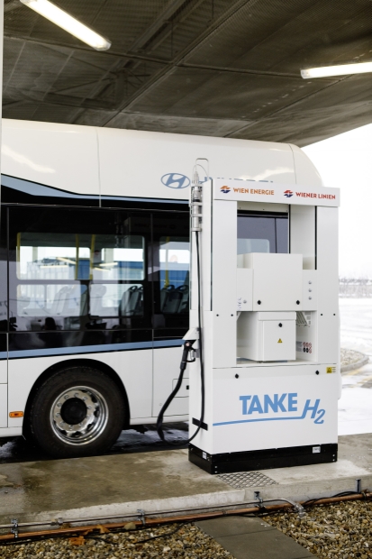 In Floridsdorf nimmt Wien Energie die erste Wasserstoff-Tankstelle für Busse und LKWs in Betrieb. Die von den Wiener Netzen errichtete Tankstelle steht auf dem Gelände der Betriebsgarage Leopoldau. Damit hat Wien Energie auch gleich zur Inbetriebnahme einen ersten Abnehmer für den Wasserstoff: Ab sofort sind die Wiener Linien mit einem Wasserstoff-Bus erst zu internen Testzwecken und ab 10. Jänner 2022 im Fahrgast-Testbetrieb unterwegs.