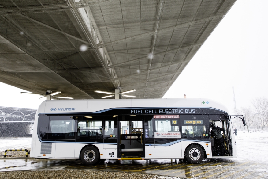 In Floridsdorf nimmt Wien Energie die erste Wasserstoff-Tankstelle für Busse und LKWs in Betrieb. Die von den Wiener Netzen errichtete Tankstelle steht auf dem Gelände der Betriebsgarage Leopoldau. Damit hat Wien Energie auch gleich zur Inbetriebnahme einen ersten Abnehmer für den Wasserstoff: Ab sofort sind die Wiener Linien mit einem Wasserstoff-Bus erst zu internen Testzwecken und ab 10. Jänner 2022 im Fahrgast-Testbetrieb unterwegs.