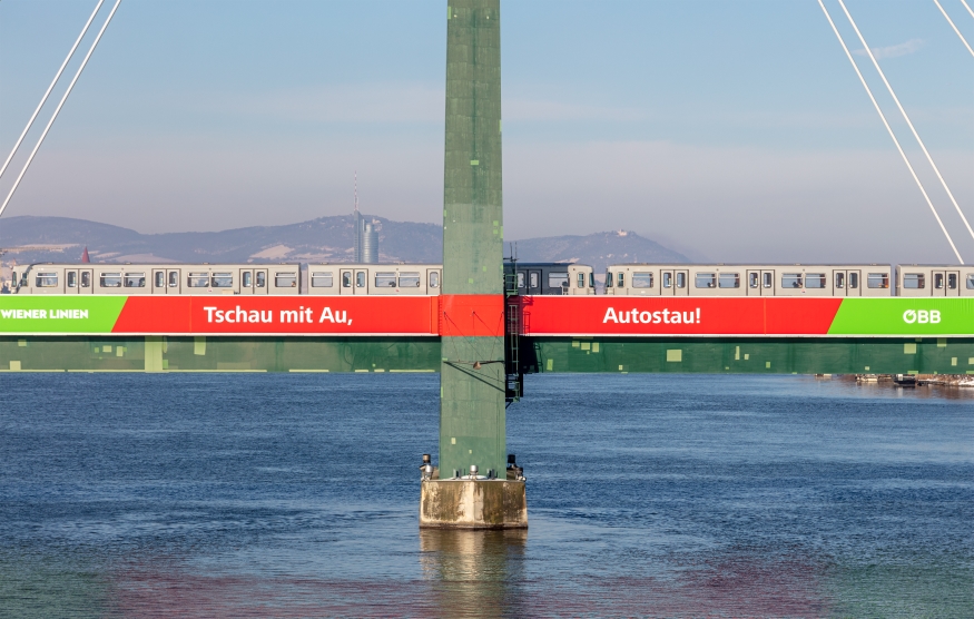 Die Donaustadtbrücke der Linie U2 mit dem neuen Greener Linien Branding.