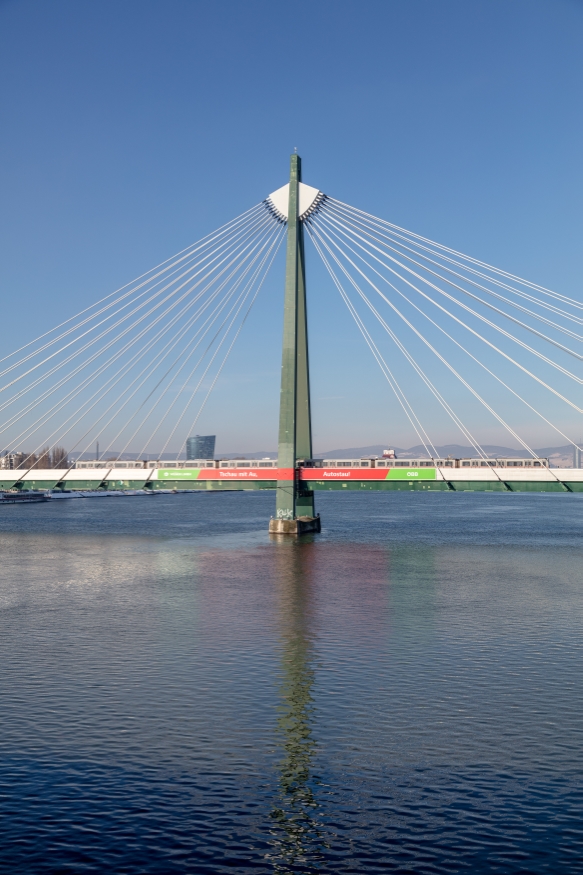Die Donaustadtbrücke der Linie U2 mit dem neuen Greener Linien Branding.