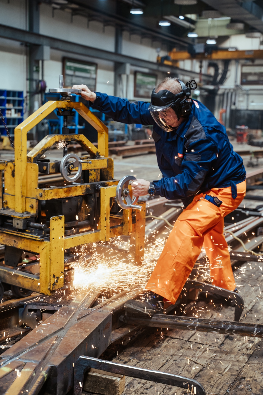 Gleisbaumitarbeiter bei der Arbeit in der Wiener Linien Hauptwerkstätte