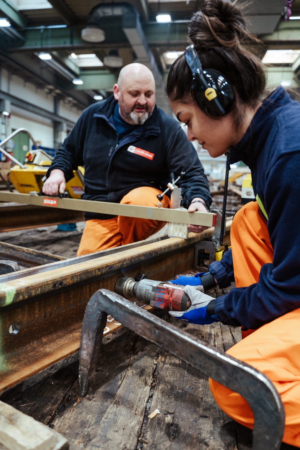 GleisbaumitarbeiterInnen bei der Arbeit in der Wiener Linien Hauptwerkstätte