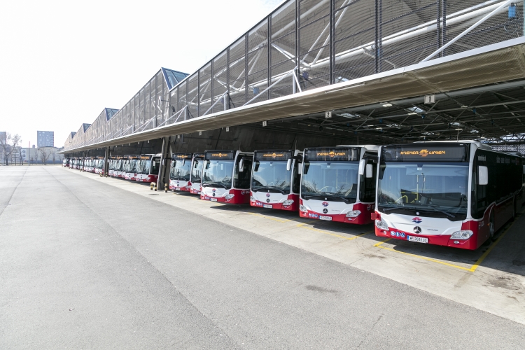 Die Garage Leopoldau mit zahlreichen Mercedes Gelenkbussen