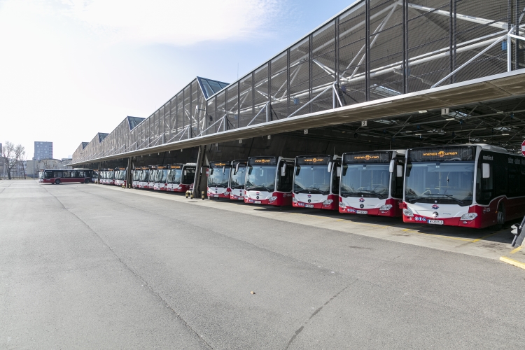 Die Garage Leopoldau mit zahlreichen Mercedes Gelenkbussen