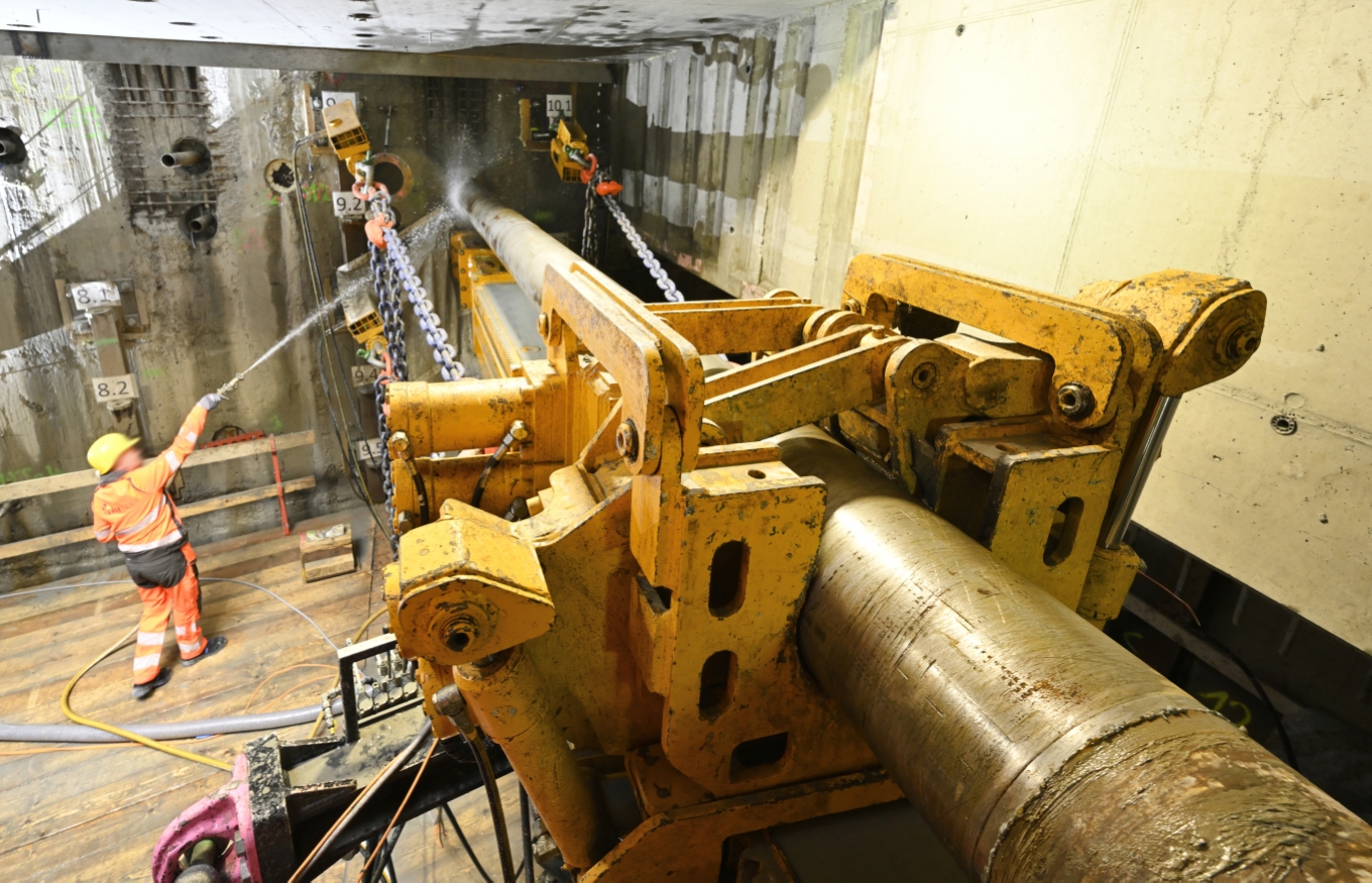 U2 Baustelle Matzleinsdorfer Platz, Vereisungsbohrungen unterhalb der Trasse der Eisenbahnlinie