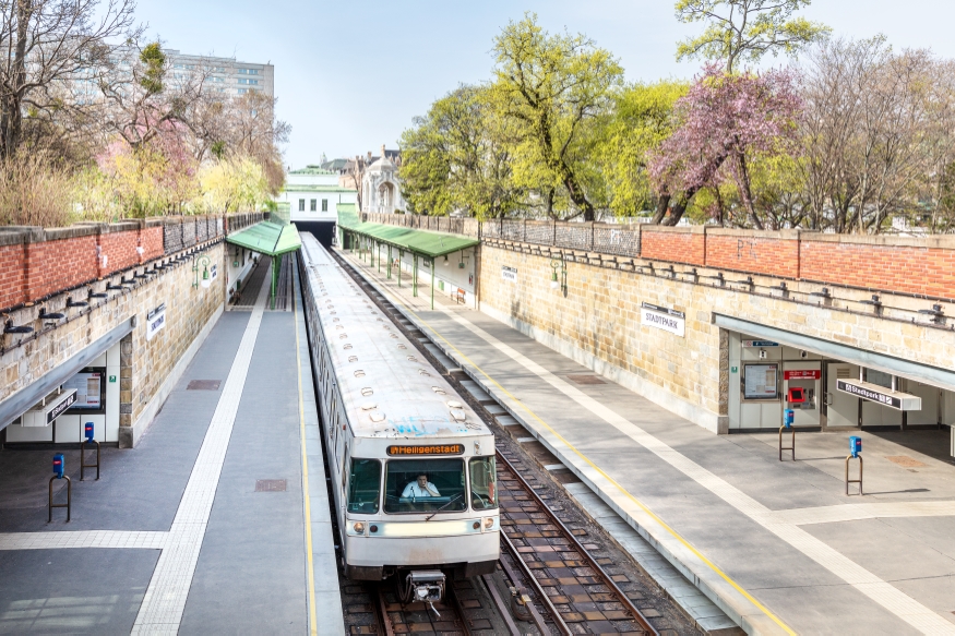 Die Linie U4 in der Station Stadtpark