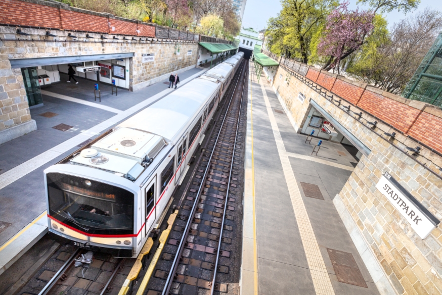 Die Linie U4 in der Station Stadtpark