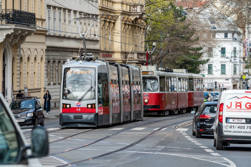 Linie 37 in der Währingerstraße; Haltestelle Sensengasse