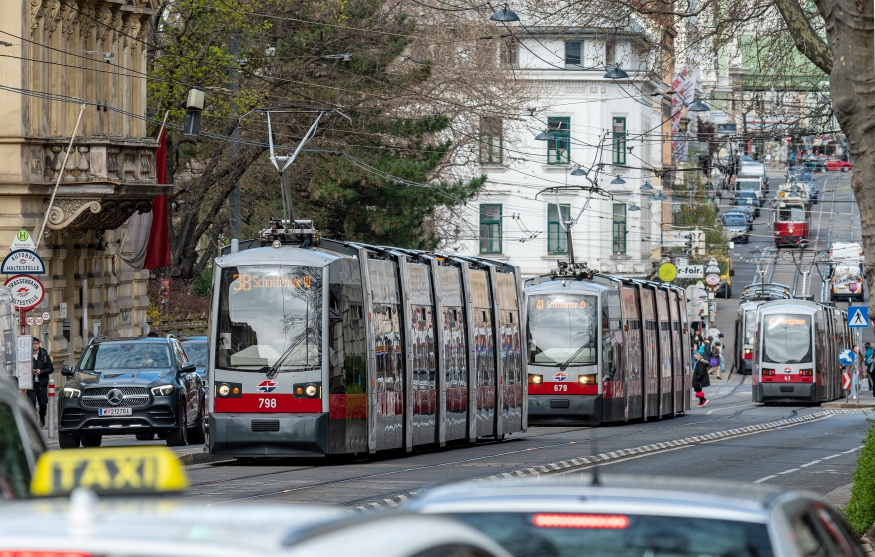 Linie 38 in der Währingerstraße; Haltestelle Sensengasse