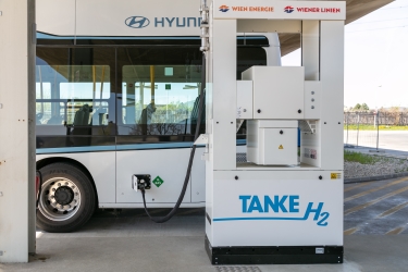 H2-Bus und Tankstelle