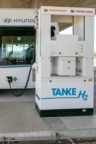 Betankung des Wasserstoff-Busses an der H2-Tankstelle von Wiener Netzen und Wien Energie in der Busgarage der Wiener Linien in Leopoldau