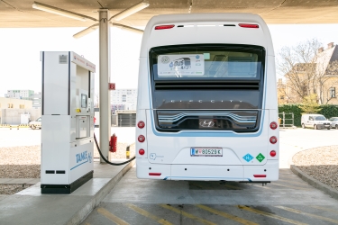 H2-Bus und Tankstelle