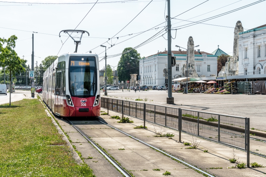 Triebwagen 306 der Type D als Linie 71 In Fahrtrichtung Ring Börse unterwegs