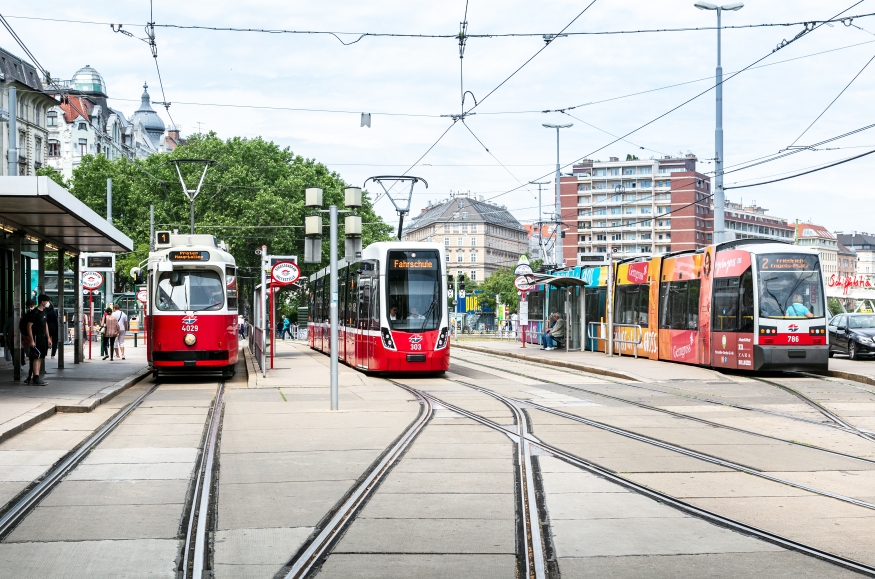 Die Linien 1 und 2 und einer Fahrschule am Schwedenplatz