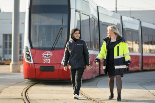 Straßenbahnfahrerinnen bei der Ausbildung