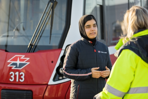 Straßenbahnfahrerinnen bei der Ausbildung