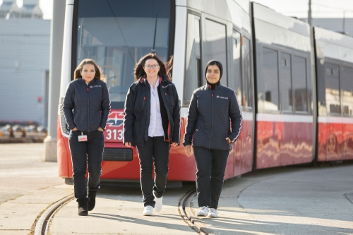 Straßenbahnfahrerinnen bei der Ausbildung