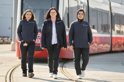 Straßenbahnfahrerinnen bei der Ausbildung