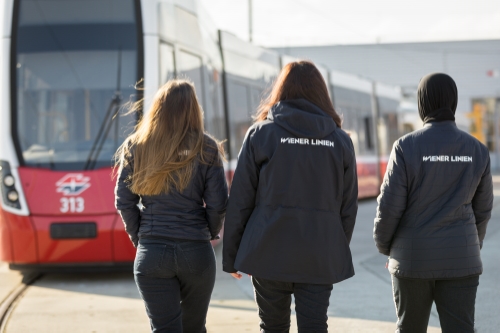 Straßenbahnfahrerinnen bei der Ausbildung