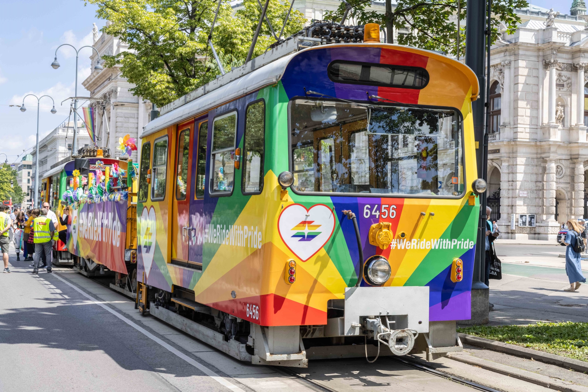 Mit diesem Sonderzug in Regenbogenfarben führen die Wiener Linien die Regenbogenparade an. 