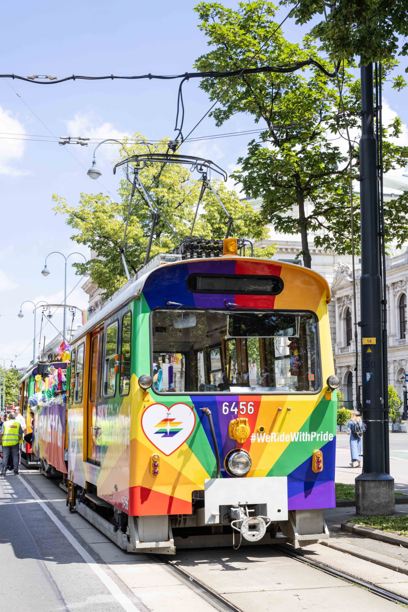 Mit diesem Sonderzug in Regenbogenfarben führen die Wiener Linien die Regenbogenparade an. 