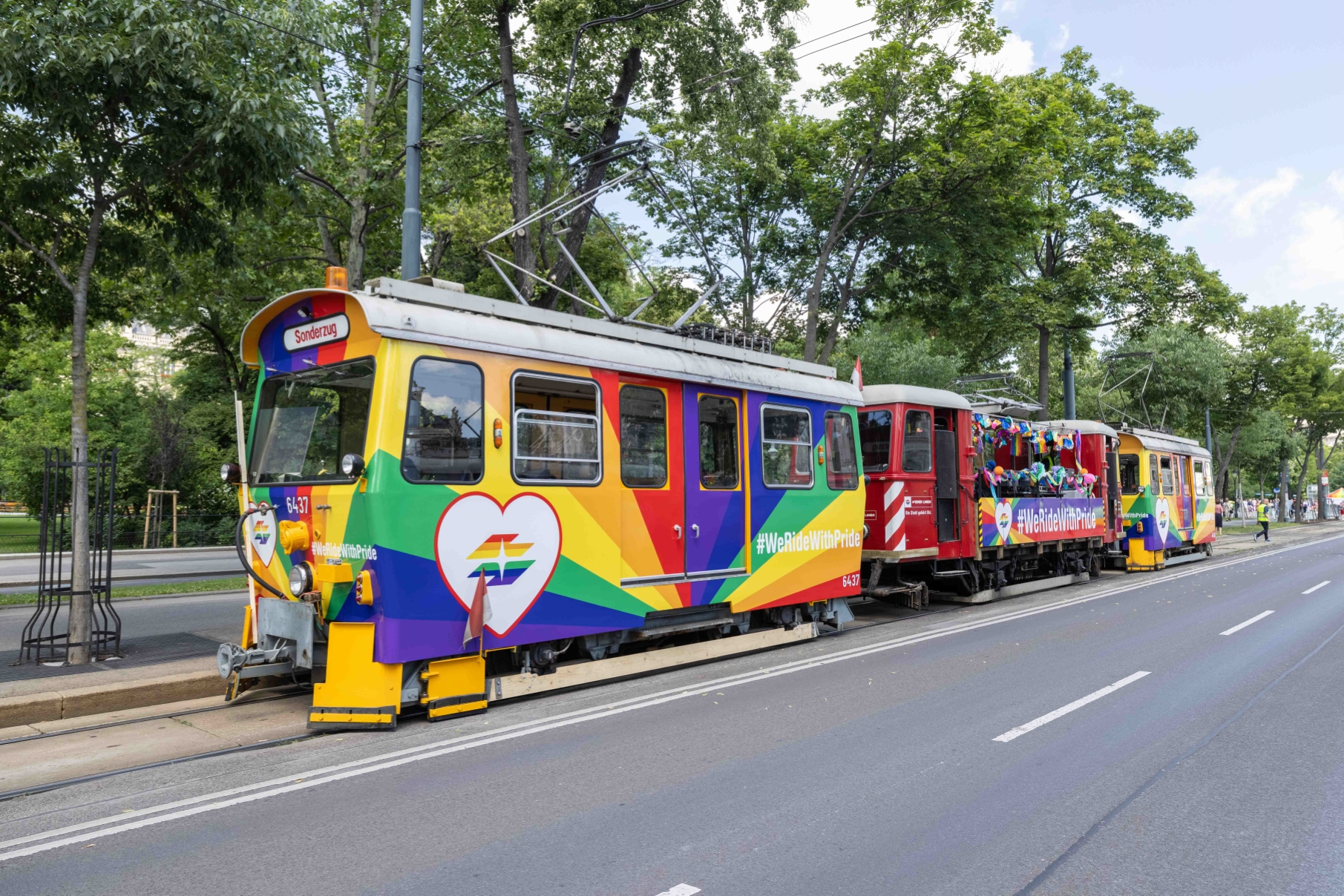 Mit diesem Sonderzug in Regenbogenfarben führen die Wiener Linien die Regenbogenparade an. 