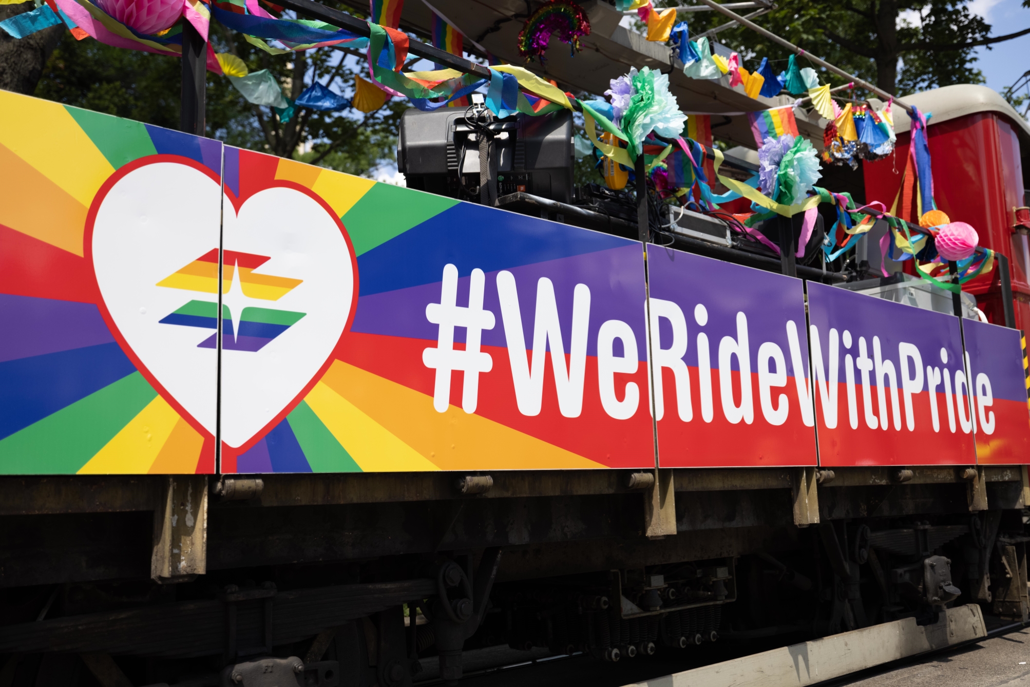 Sonderzug der Wiener Linien auf der Regenbogenparade