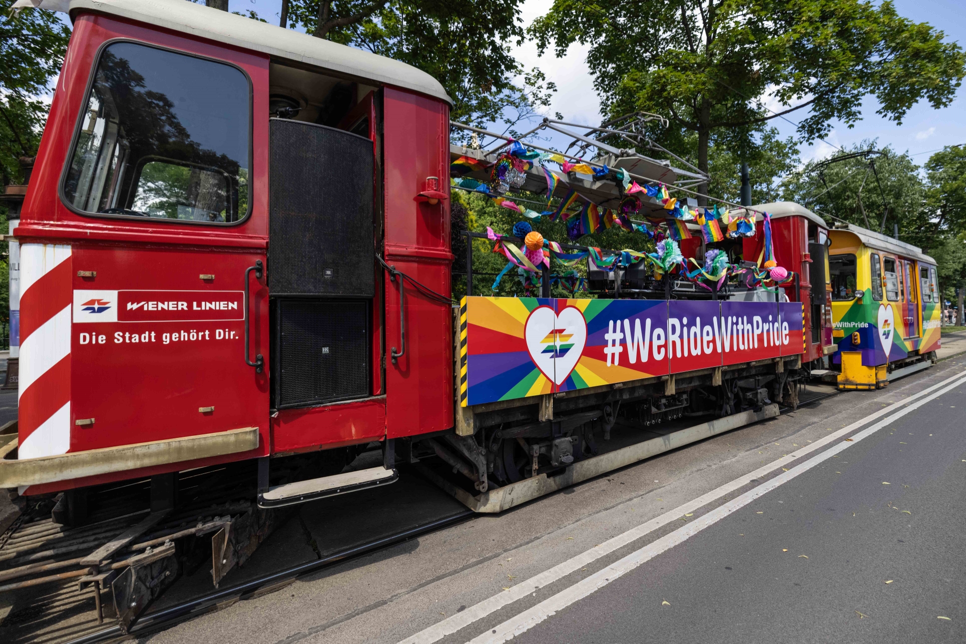 Sonderzug der Wiener Linien auf der Regenbogenparade