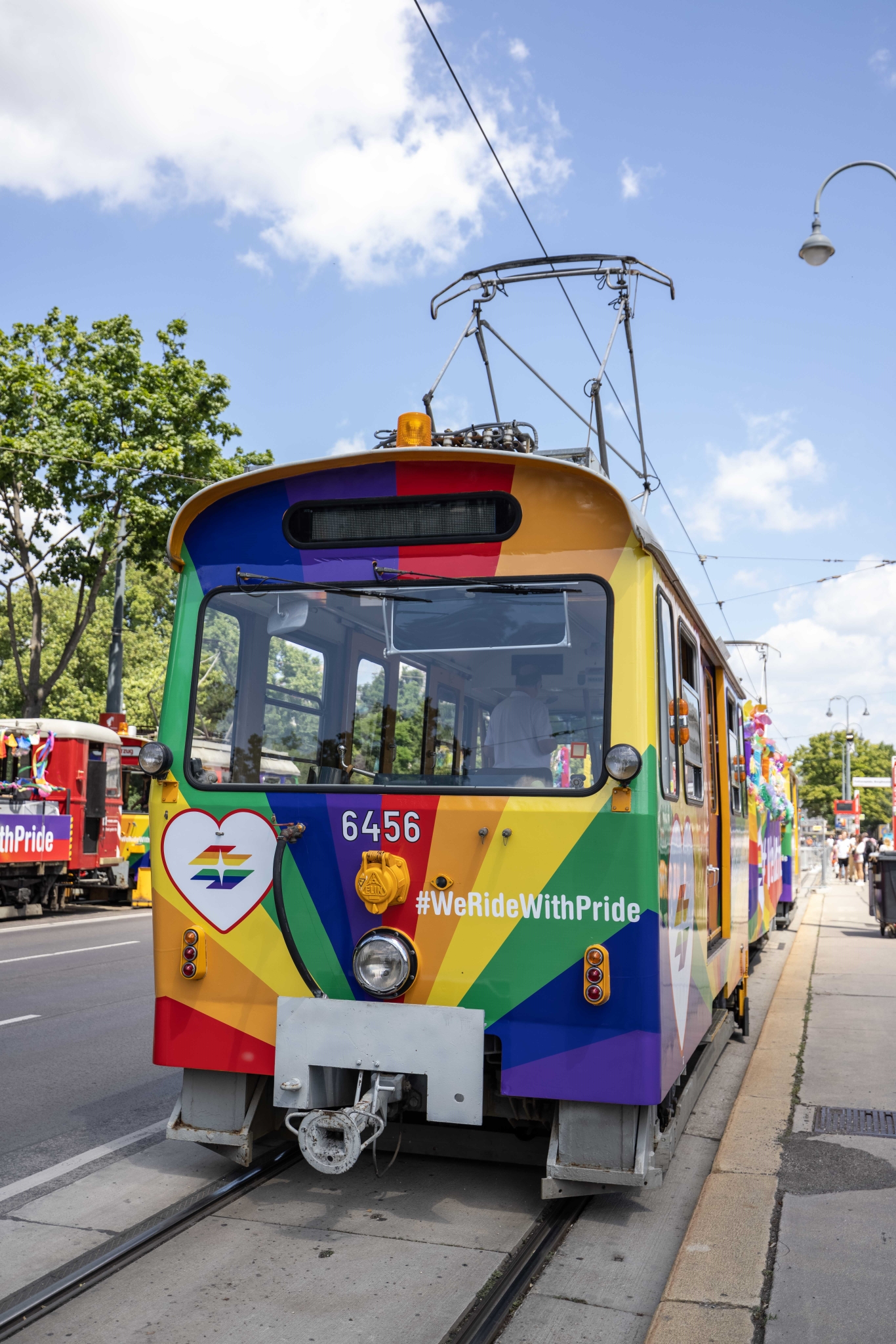 Sonderzug der Wiener Linien auf der Regenbogenparade