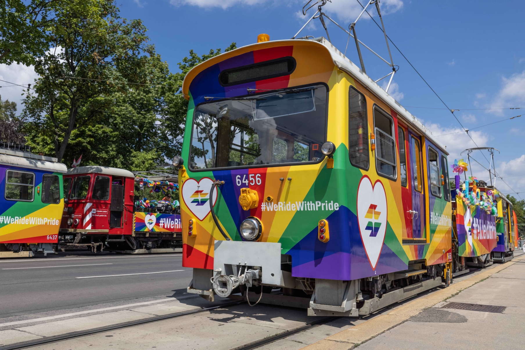 Mit diesen Sonderzügen führen die Wiener Linien die Regenbogenparade an. 