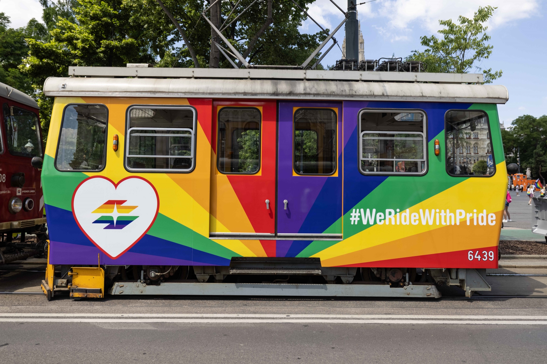 Sonderzug der Wiener Linien in Regenbogenfarben